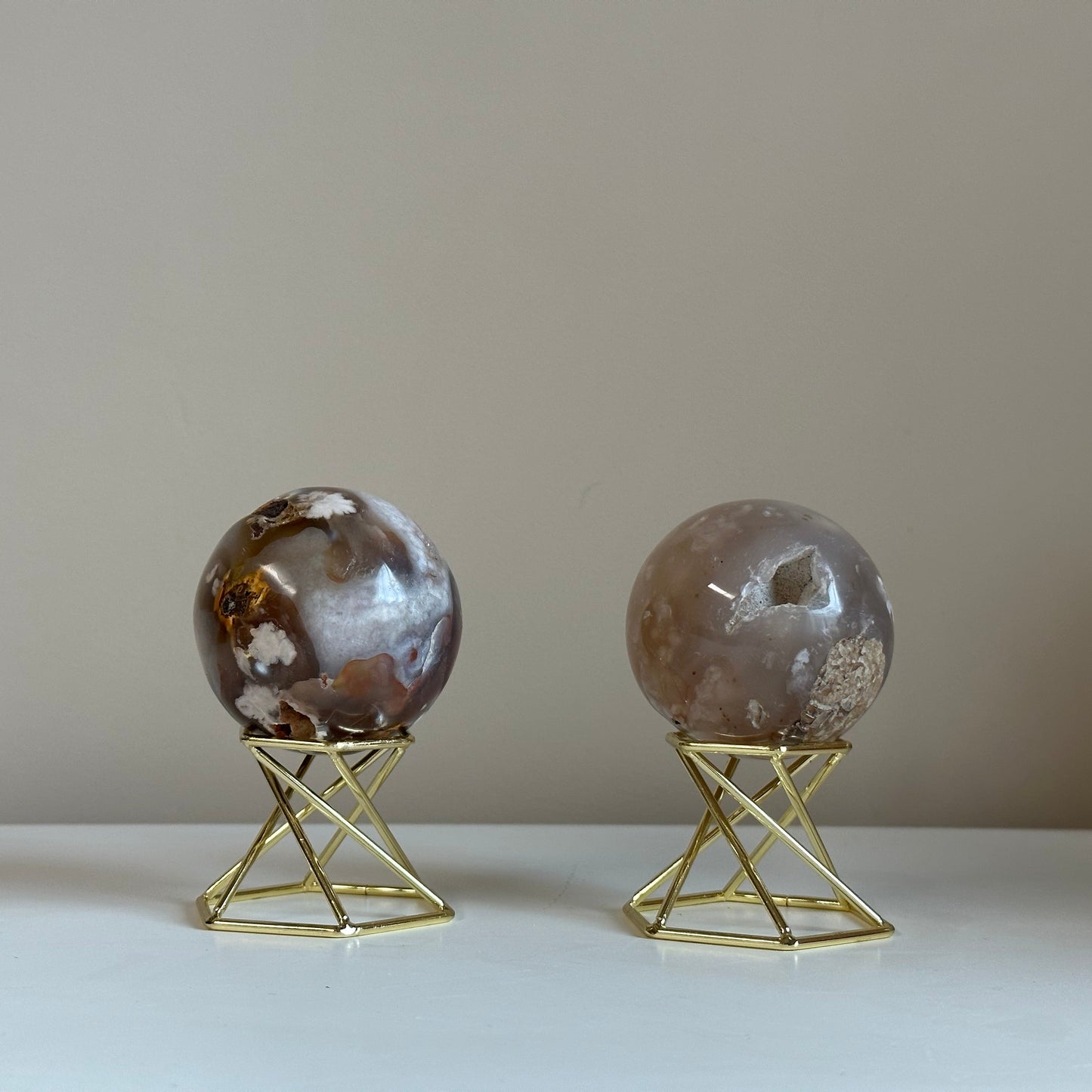 Flower agaat als rustgevend en beschermend edelsteenobject in huis of praktijk