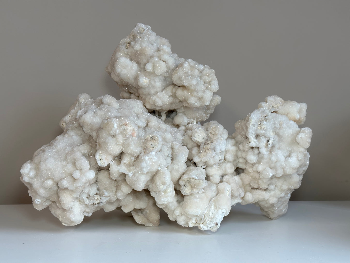 Calciet wit, statement piece