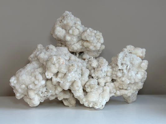 Calciet wit, statement piece