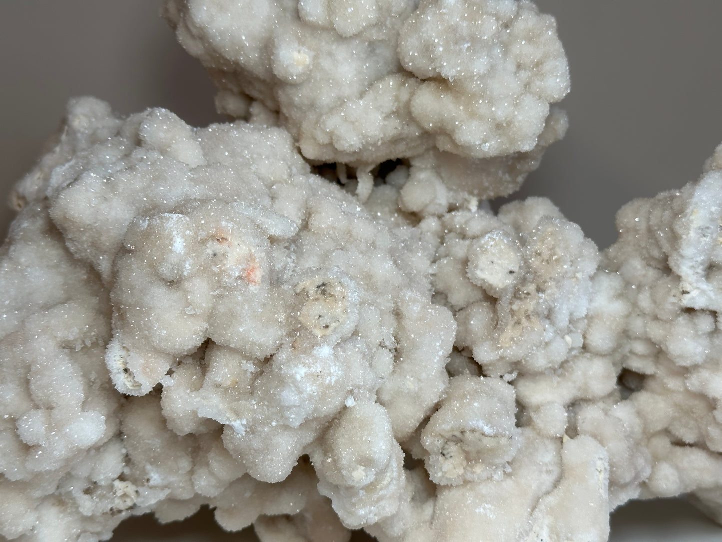 Calciet wit, statement piece