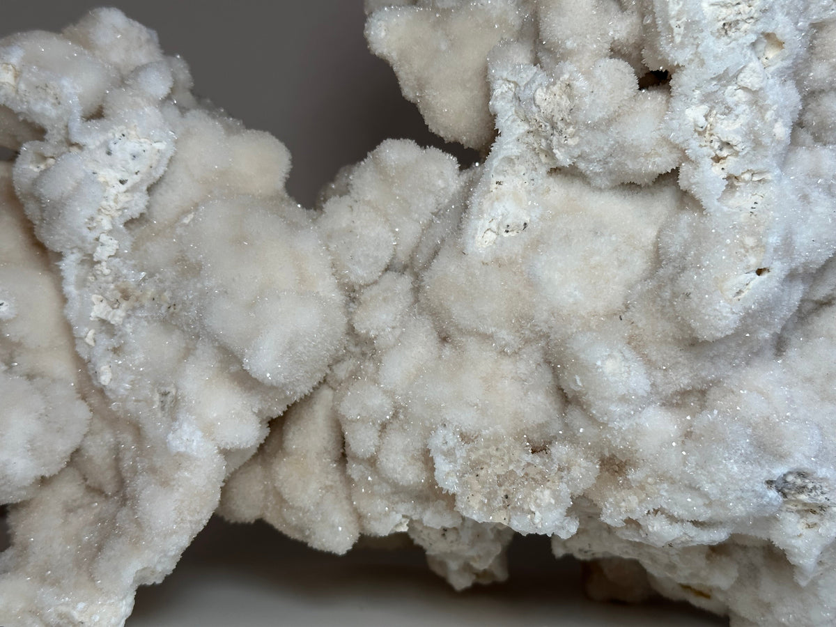 Detail van de vorm en kristallen van het witte calciet stuk