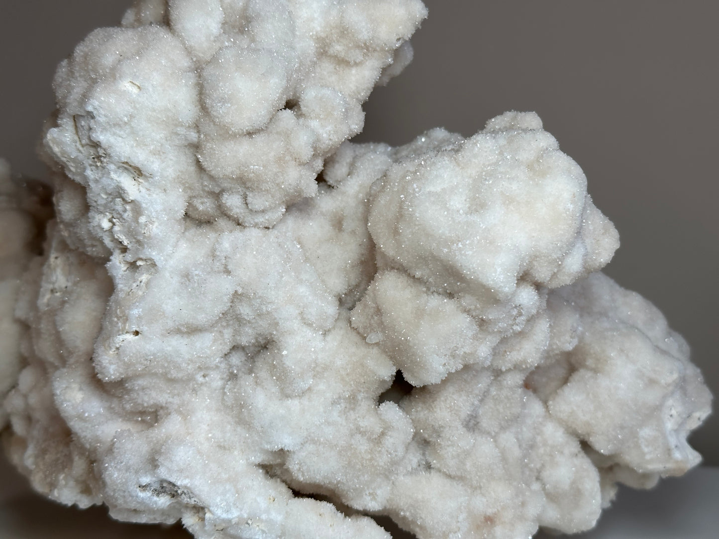 Calciet wit, statement piece