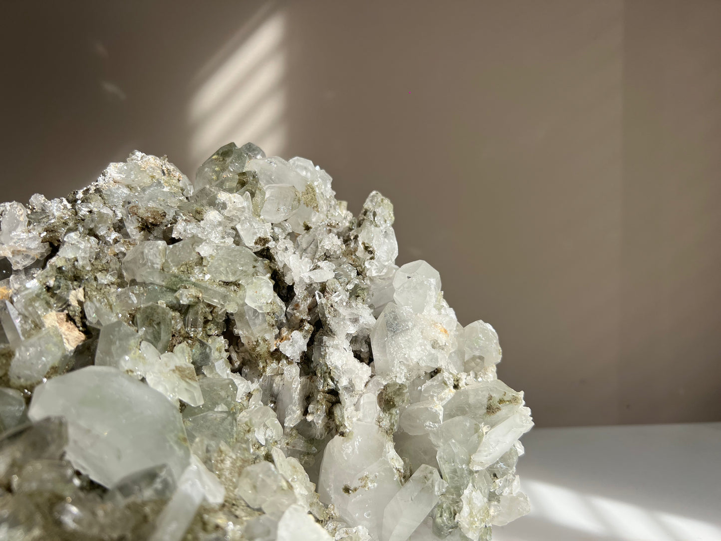 Chloriet kwarts, ruw stuk statement piece