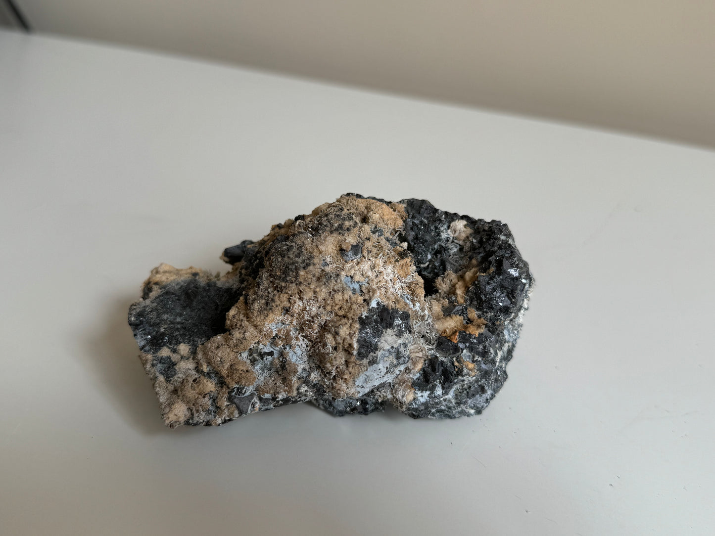 Hematiet ruw stuk met kwarts