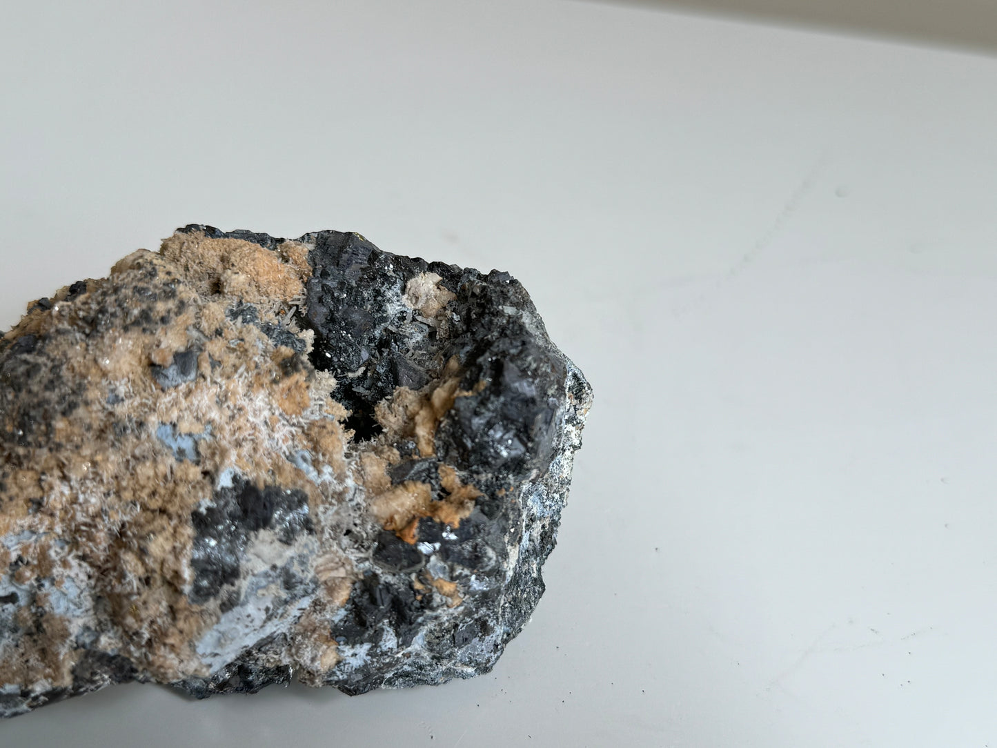 Hematiet ruw stuk met kwarts