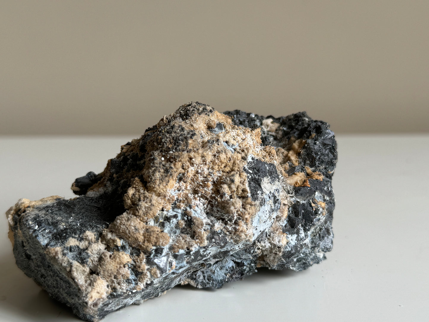 Hematiet ruw stuk met kwarts