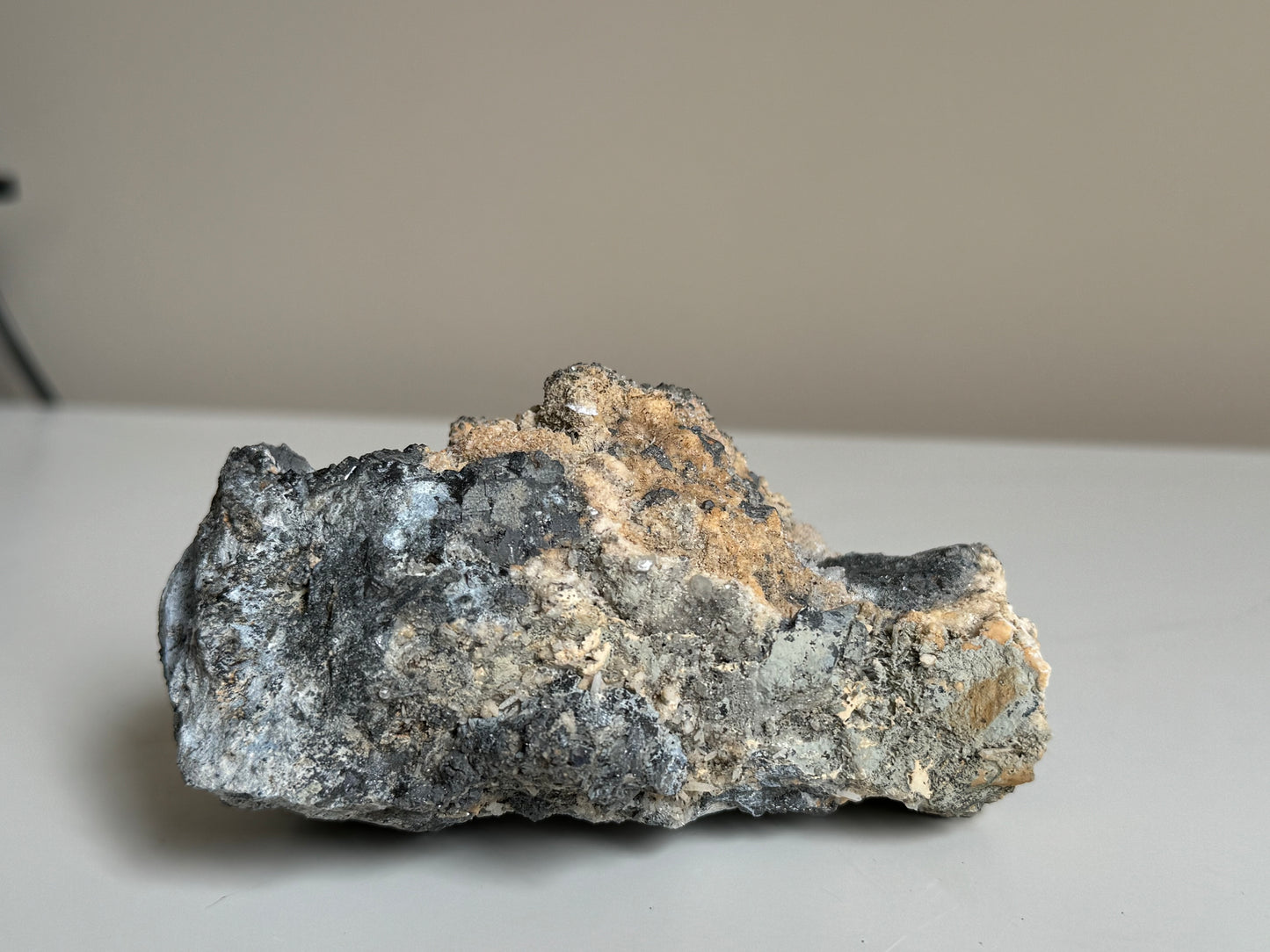 Hematiet ruw stuk met kwarts