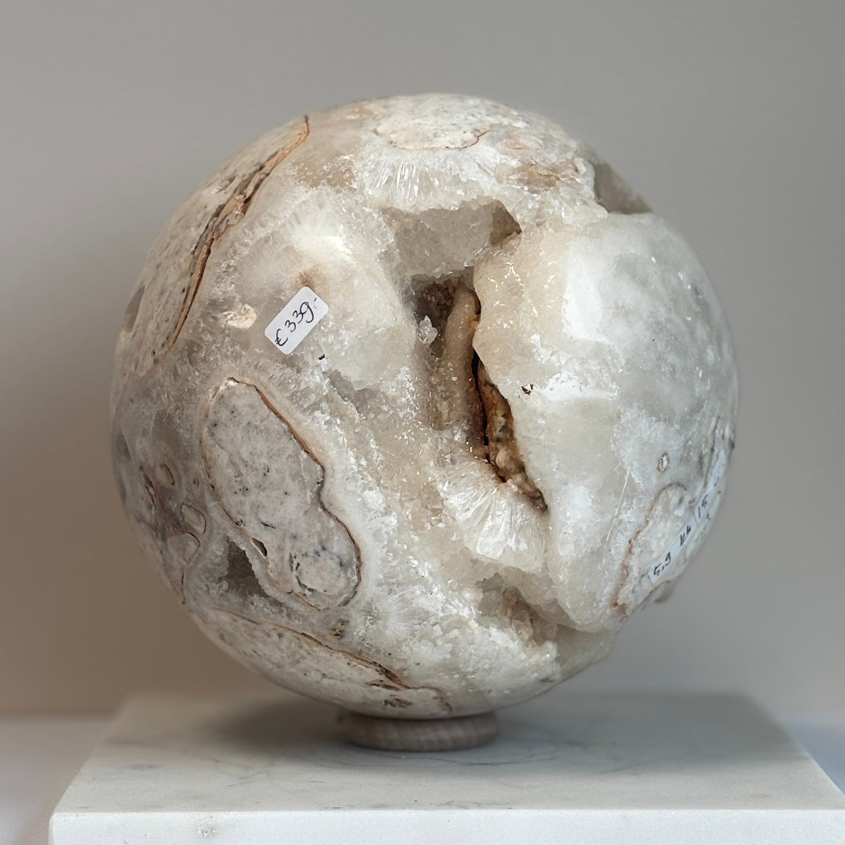 Close-up van de natuurlijke kristallen in de calciet bol
