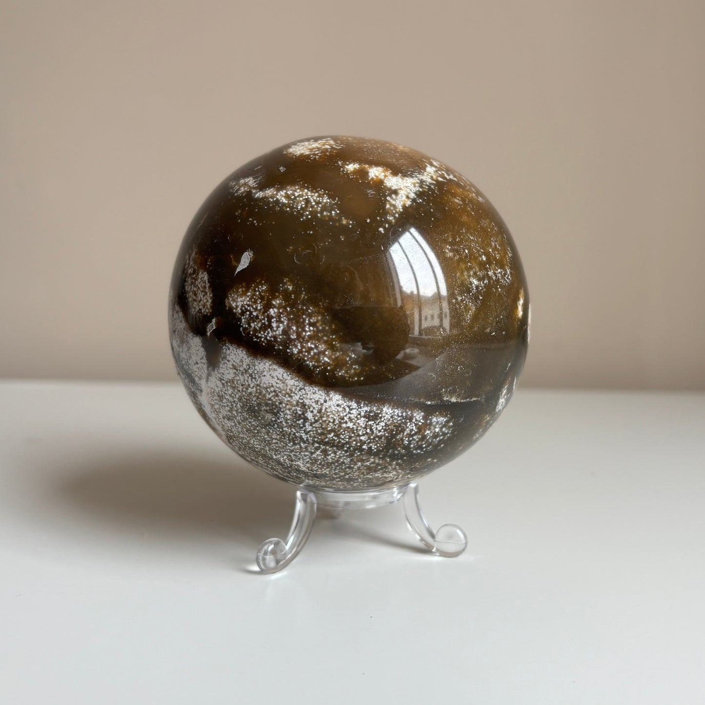 Oceaan jaspis bol als rustgevend statement piece in huis of praktijkruimte