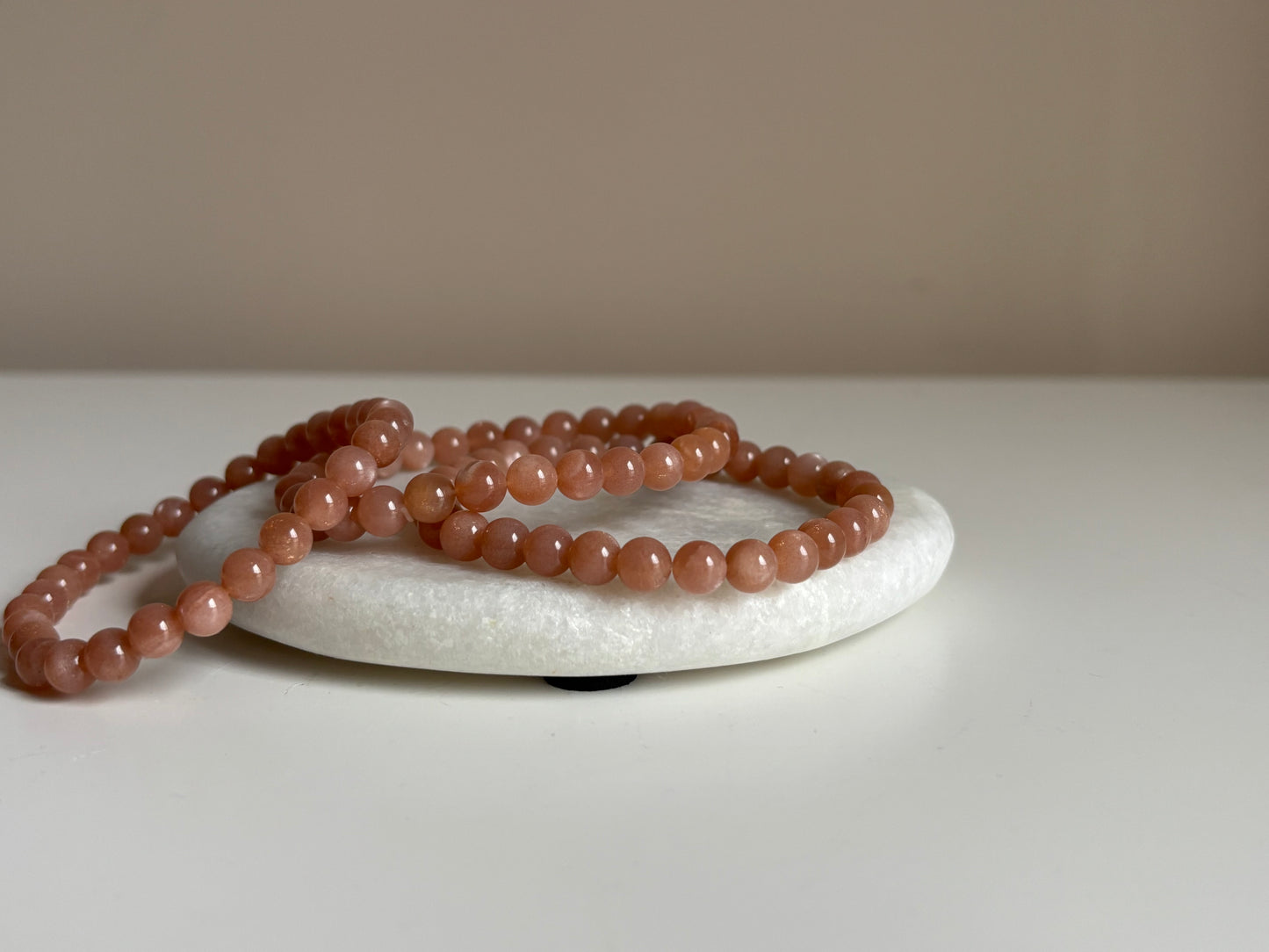 Perzik maansteen armband 6 mm kraal