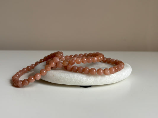 Perzik maansteen armband 6 mm kraal