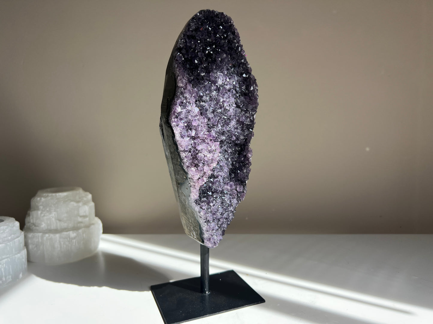 Amethist op standaard statement piece