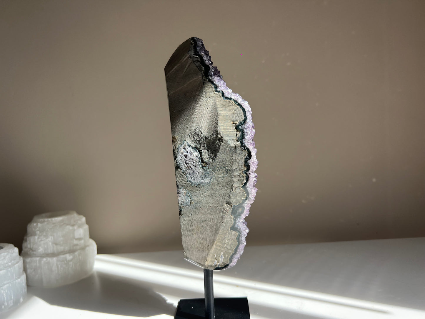 Amethist op standaard statement piece