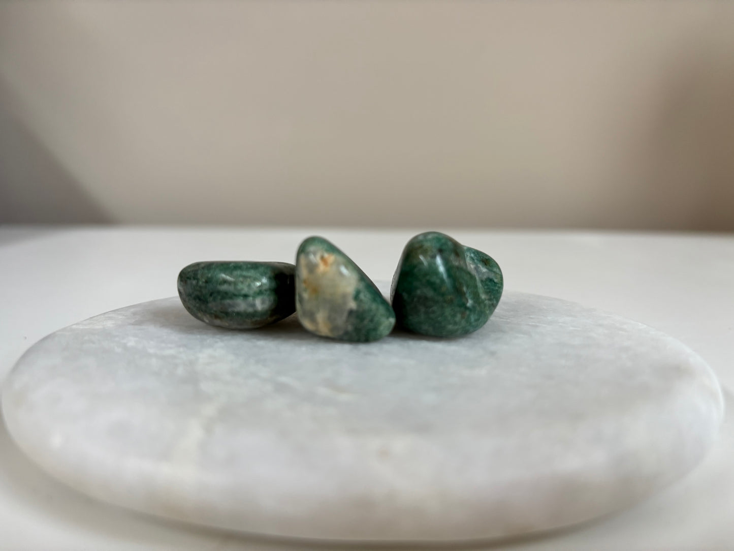 Fuchsiet, trommelsteen