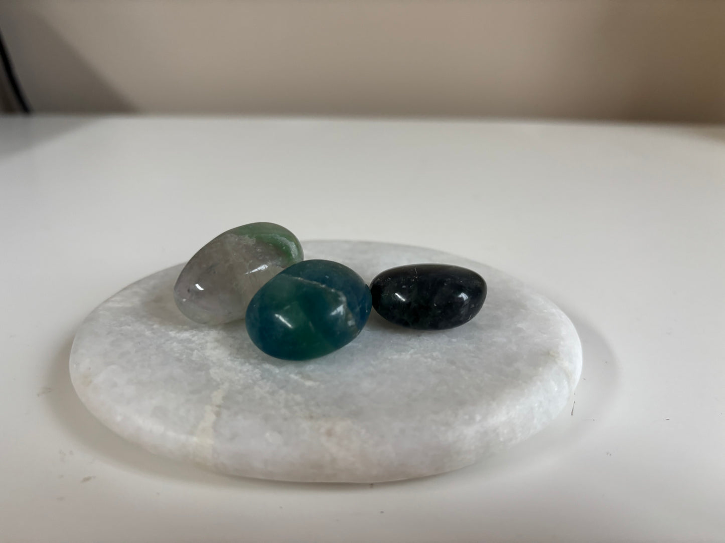 Regenboog fluoriet trommelsteen