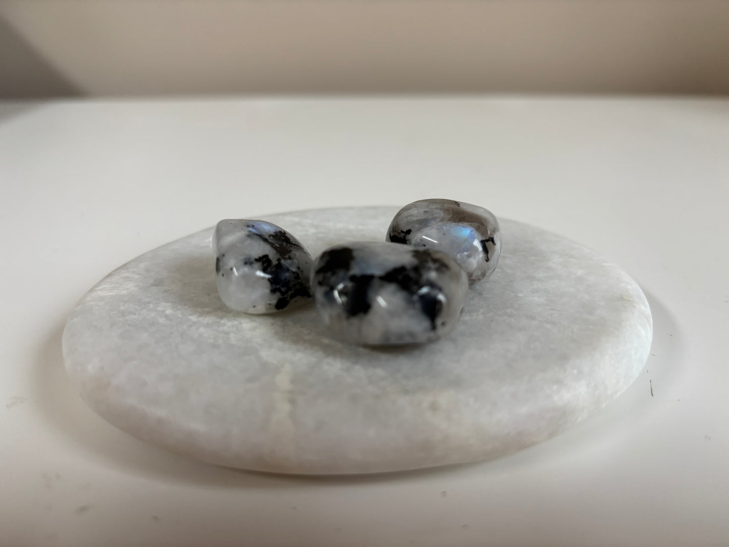 Regenboog maansteen trommelsteen