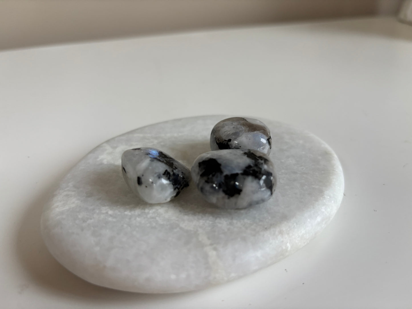 Regenboog maansteen trommelsteen