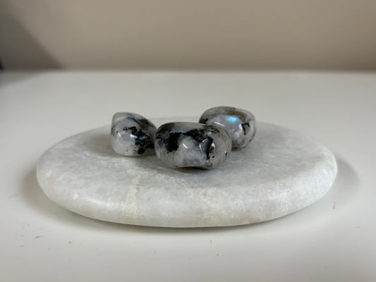 Regenboog maansteen trommelsteen