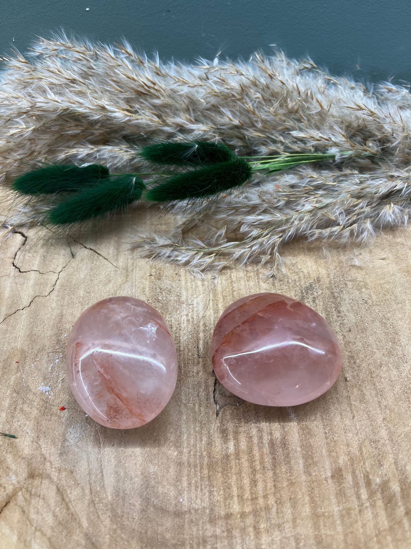 Bergkristal rood (red healer) handsteen