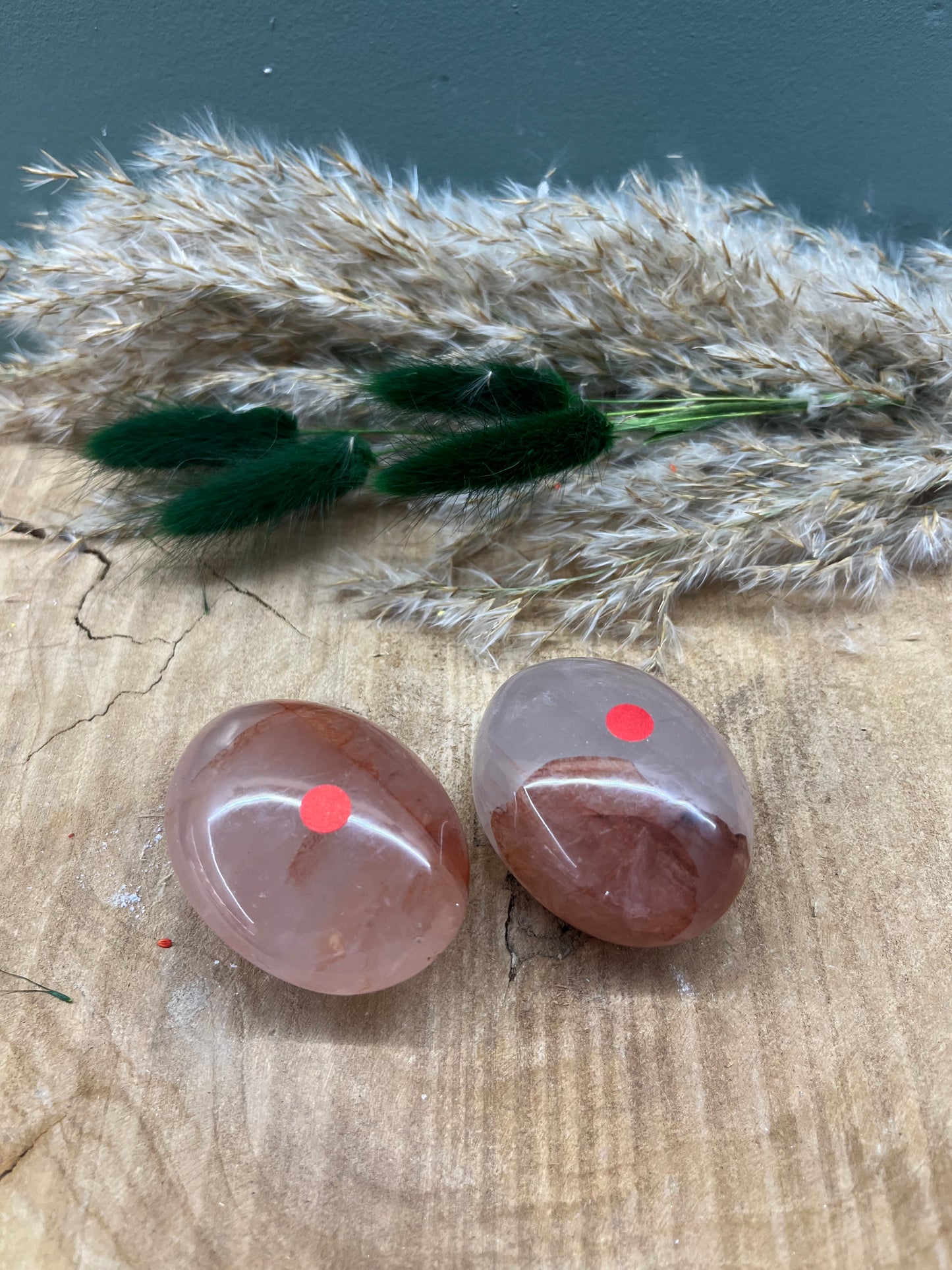 Bergkristal rood (red healer) handsteen