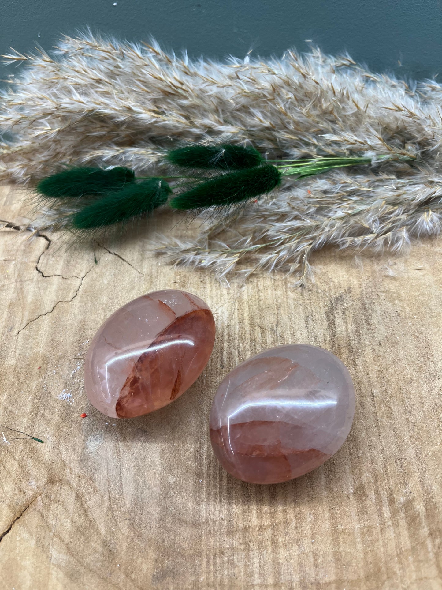 Bergkristal rood (red healer) handsteen