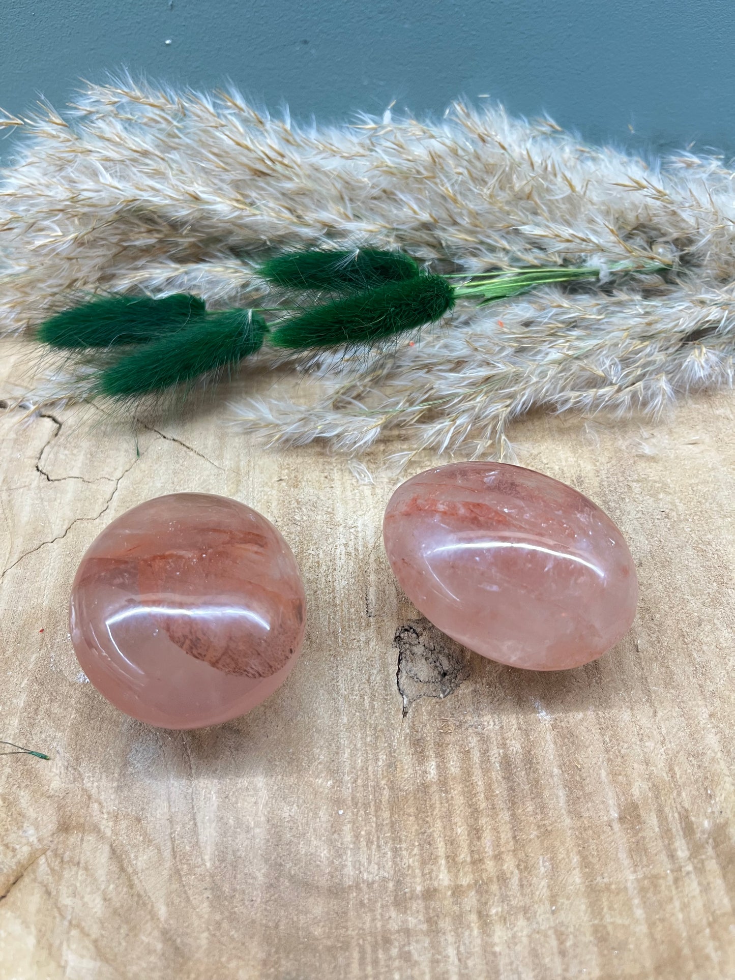 Bergkristal rood (red healer) handsteen