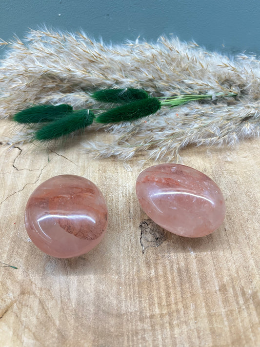 Bergkristal rood (red healer) handsteen