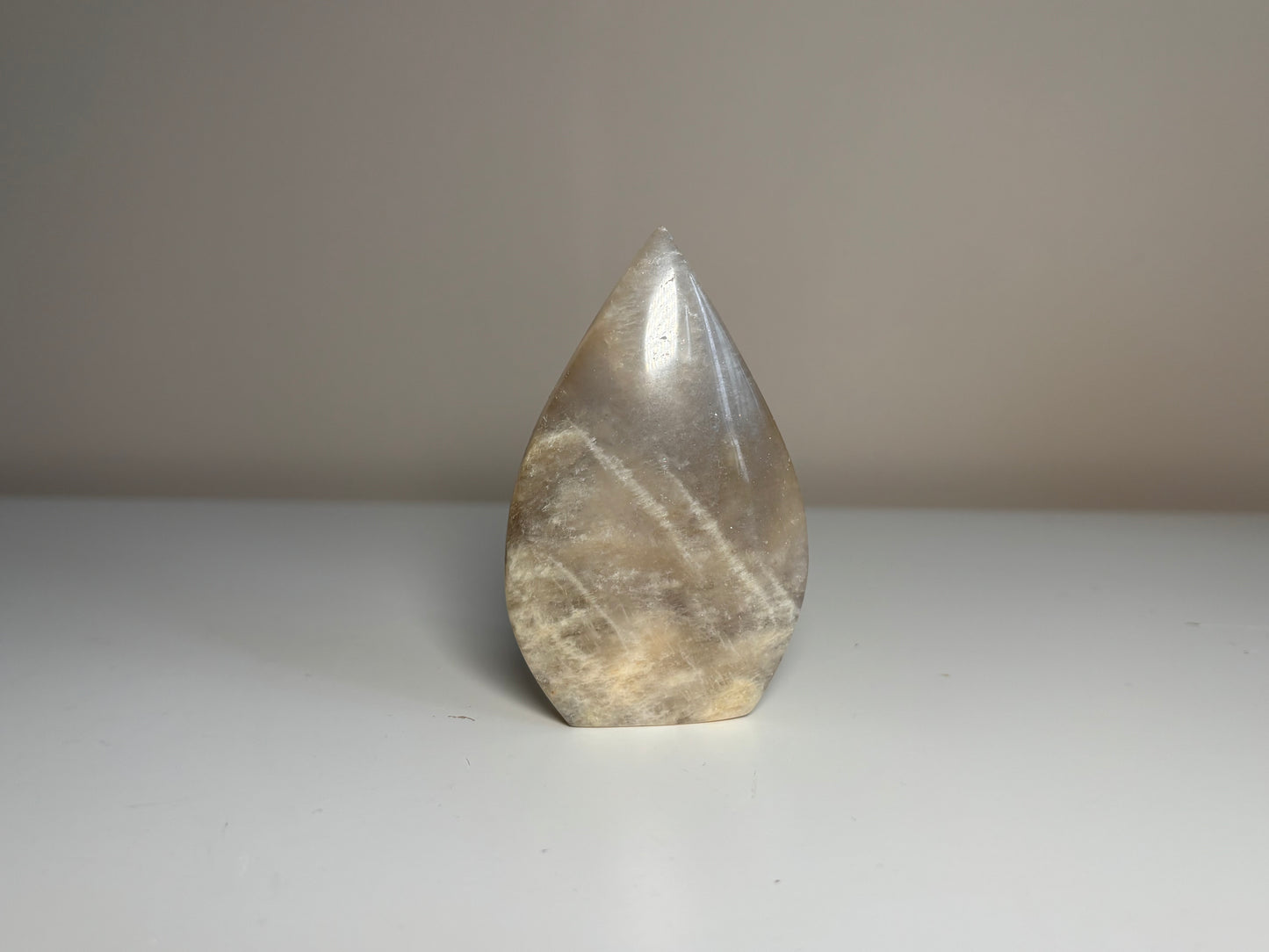 Witte maansteen sculptuur nr. 4