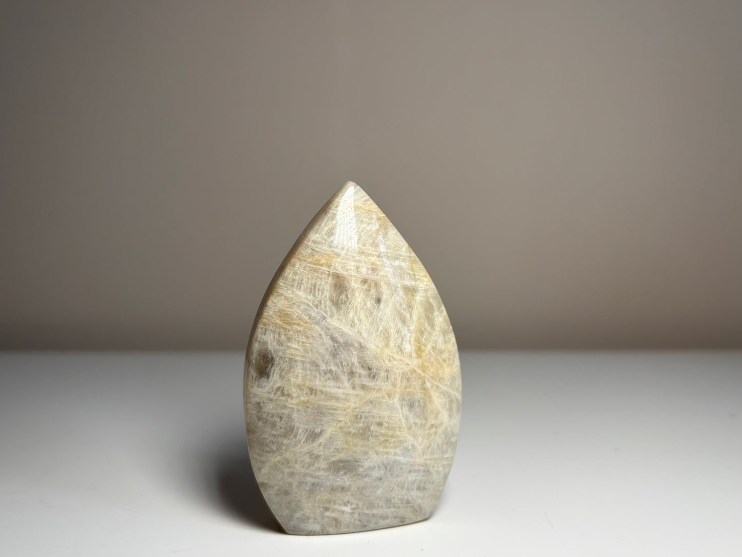 Witte maansteen sculptuur nr. 5