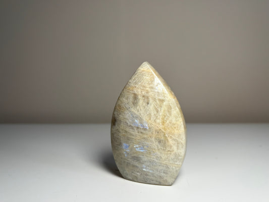 Witte maansteen sculptuur nr. 5