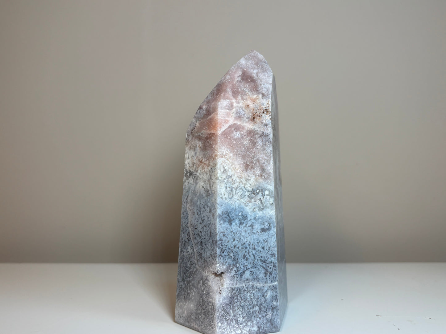 Amethist roze, obelisk, nummer 1.