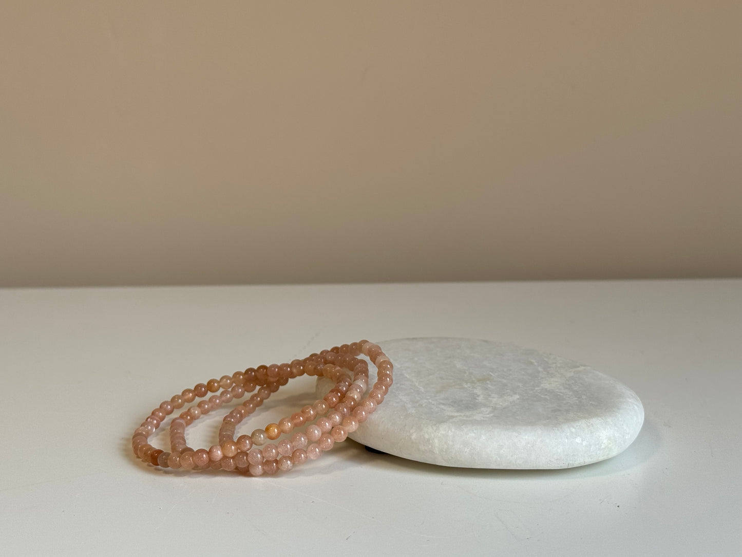 Perzik maansteen armband 4 mm kraal