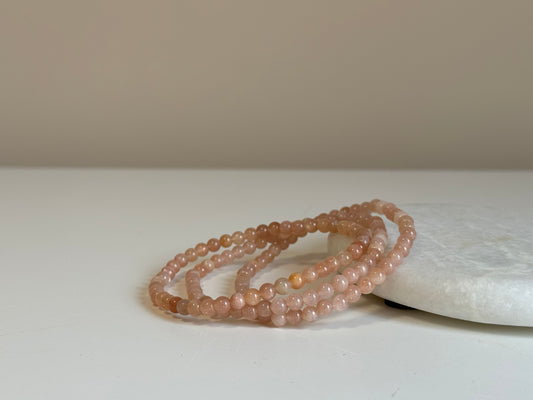 Perzik maansteen armband 4 mm kraal