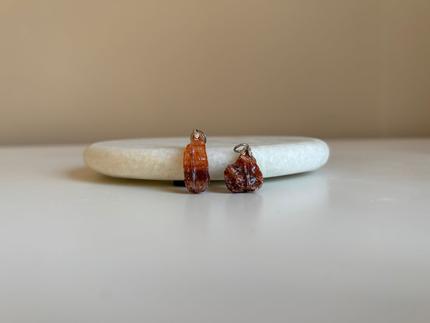 Calciet rood, hanger