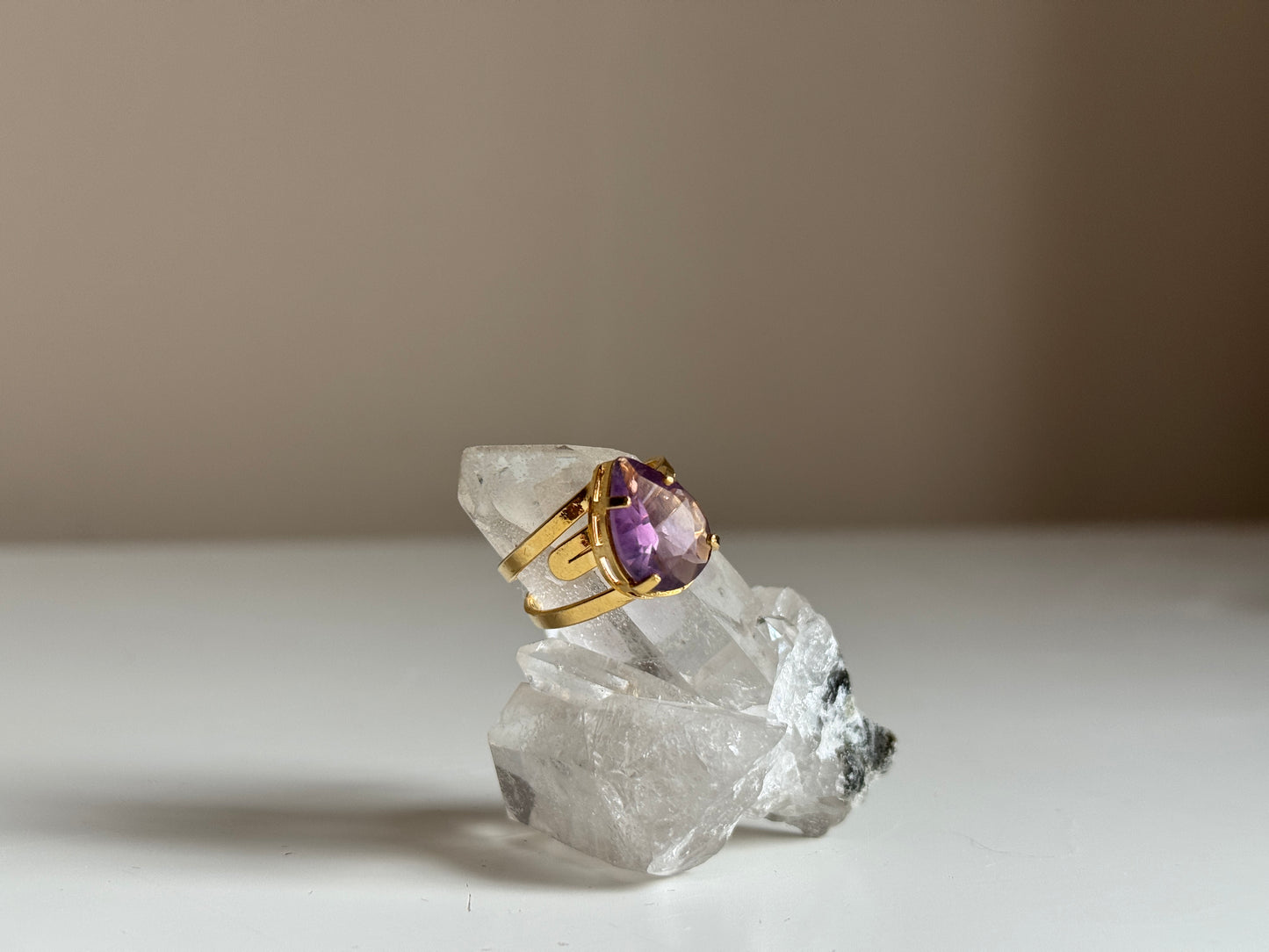 Verstelbare ring met amethist - verguld goud