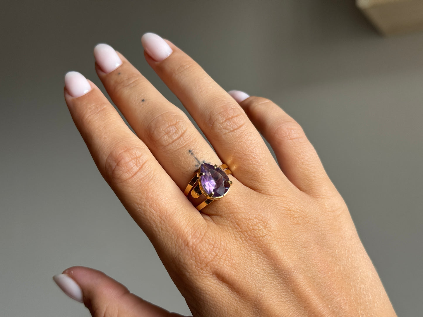 Verstelbare ring met amethist - verguld goud