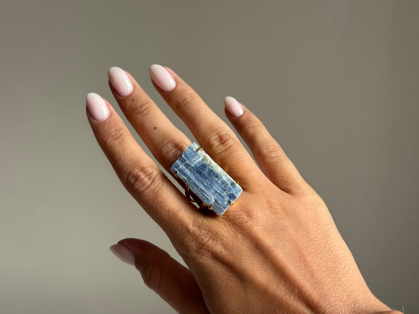 Verstelbare Ring met Kyaniet – Verguld Goud