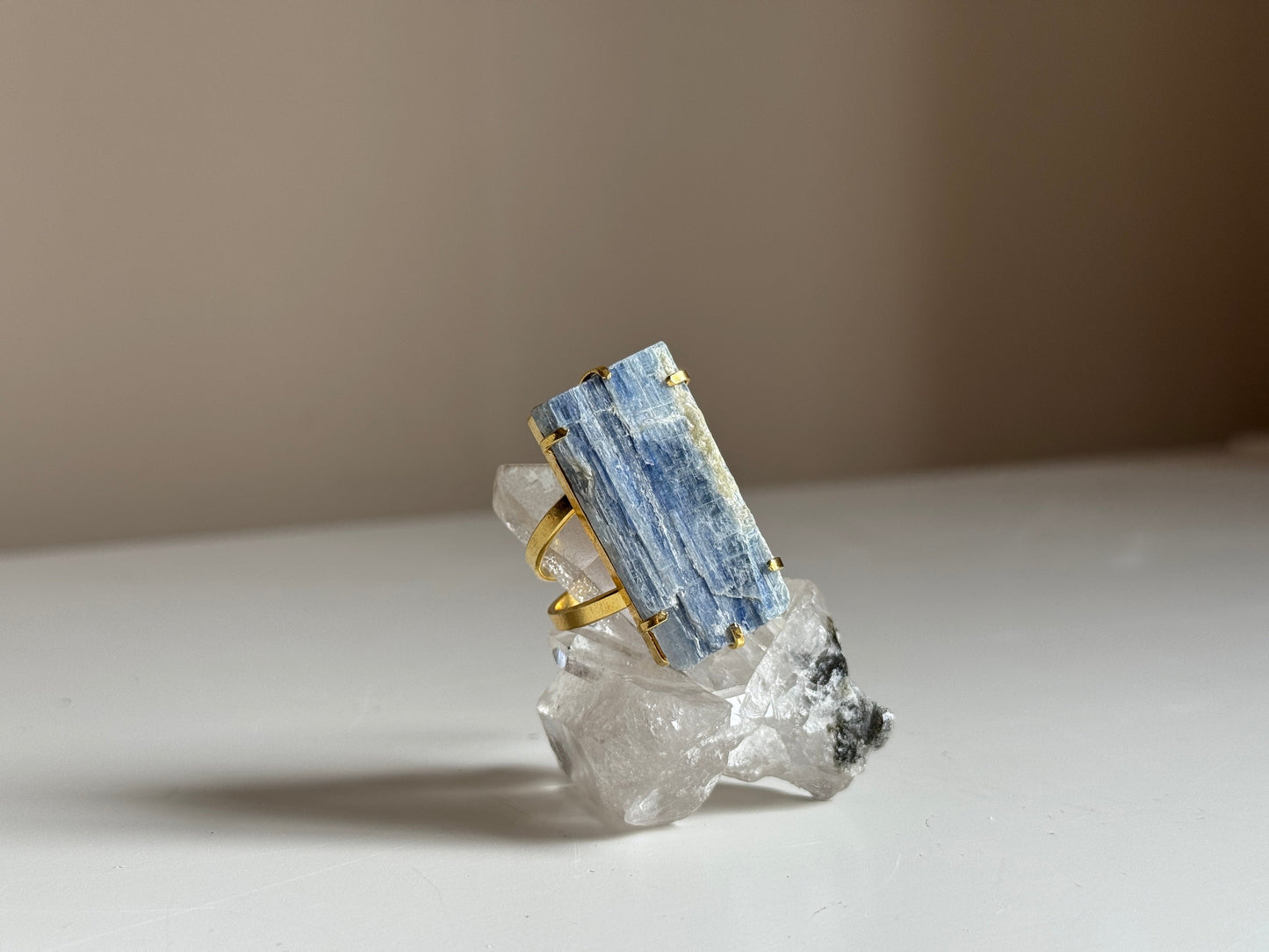 Verstelbare Ring met Kyaniet – Verguld Goud