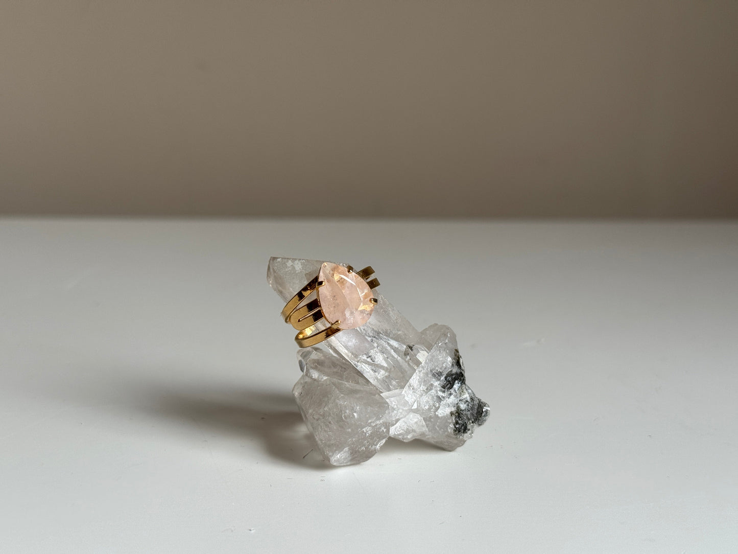Verstelbare Ring met Rozenkwarts – Goud