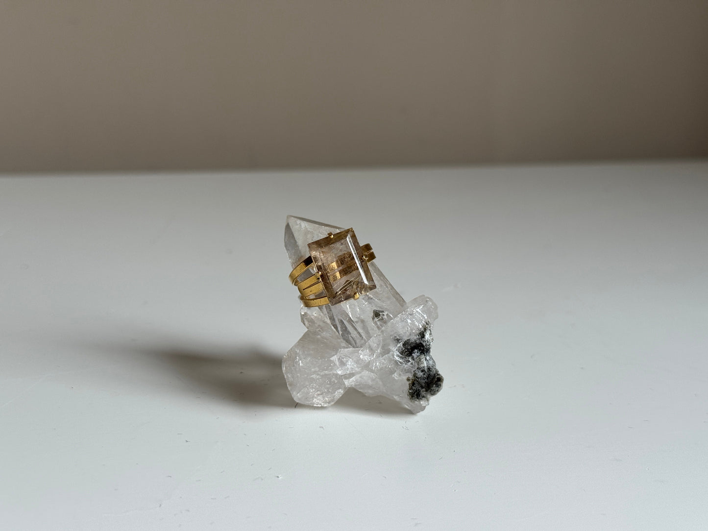 Verstelbare Ring met Rutielkwarts – Goud