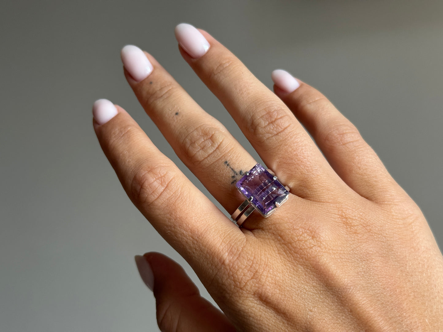 Verstelbare ring met amethist - zilverkleur