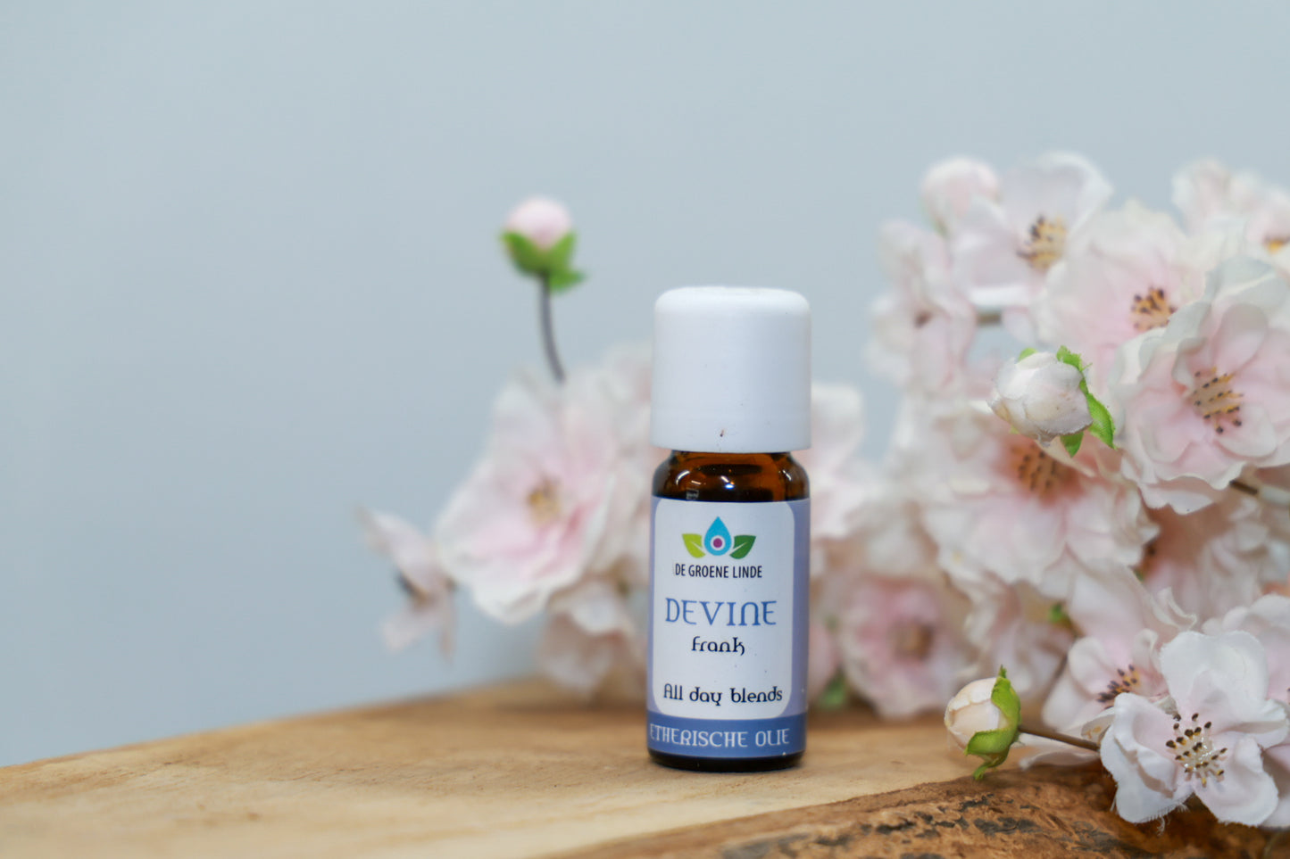 Flesje De Groene Linde – Devine Frank etherische olie 10 ml van DIBA, kruidige geur met wierook, mirre en kamille blauw voor rust en sereniteit