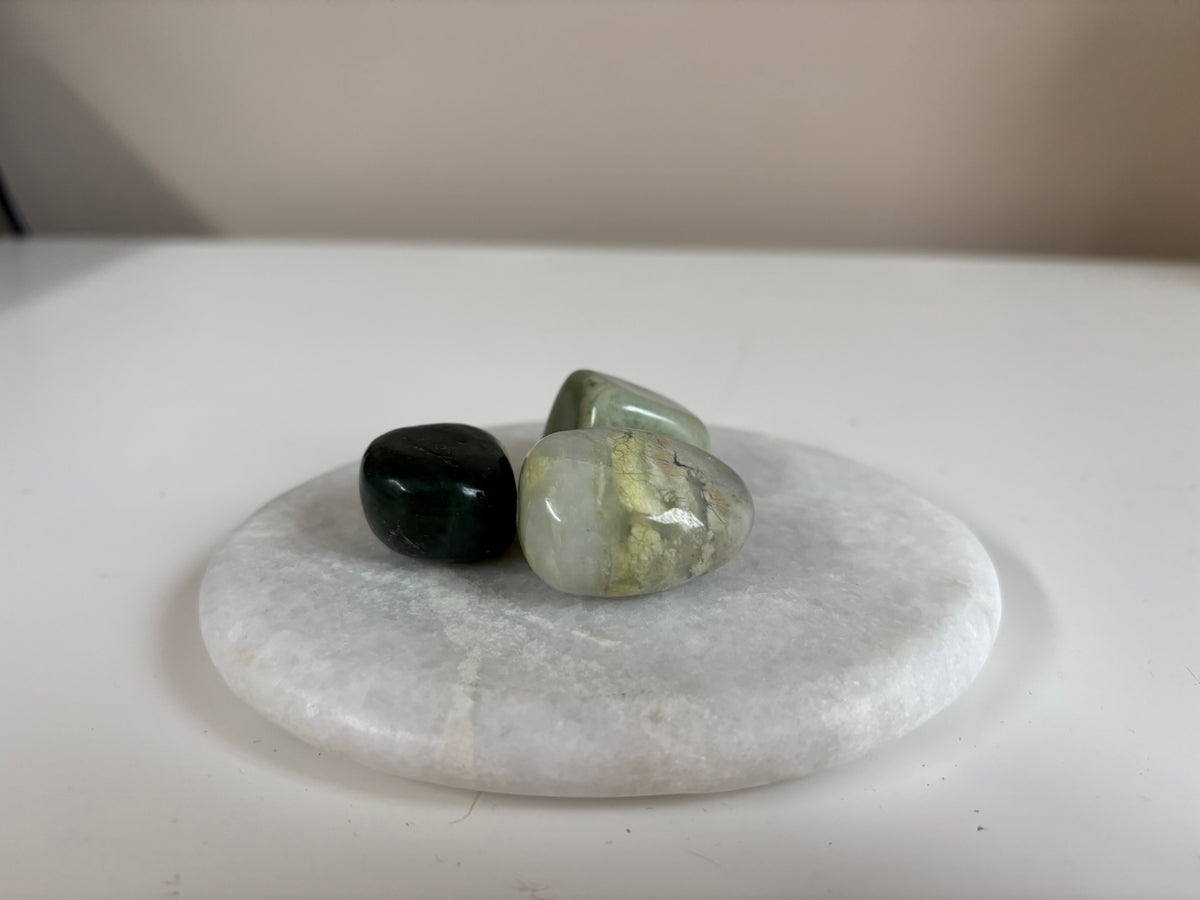 Groene jade trommelsteen in zacht groen
