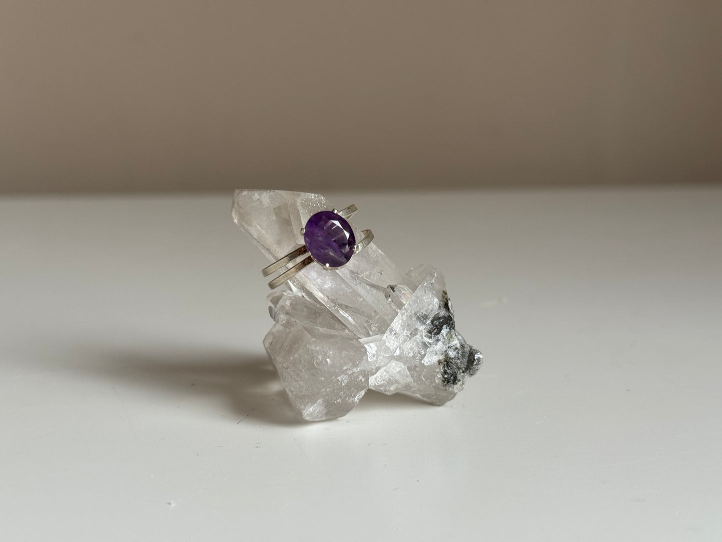 Verstelbare ring met amethist - zilverkleur