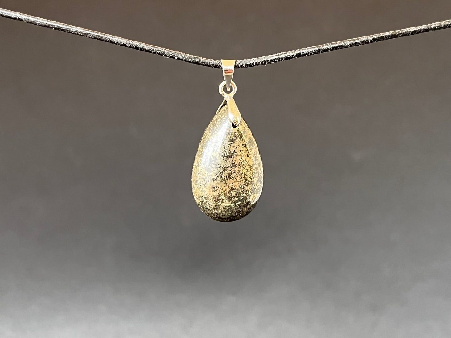 Pyriet hanger druppel