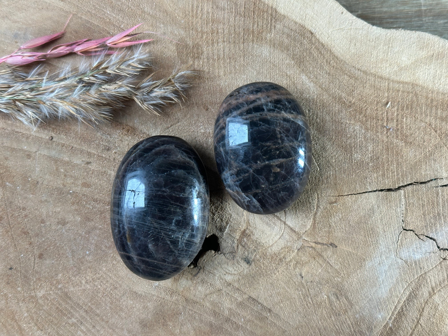 Zwarte maansteen handsteen