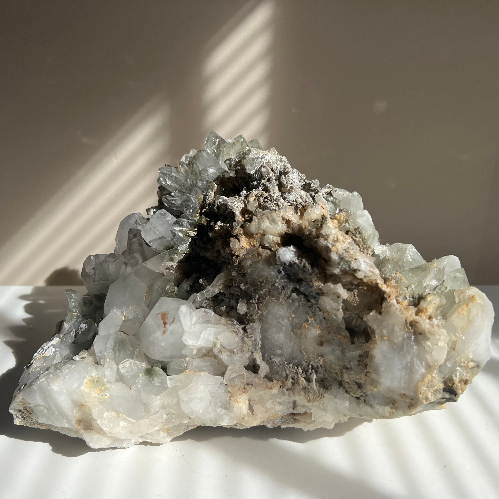 Achterzijde van groot chlorietkwarts stuk – diepe aardende uitstraling