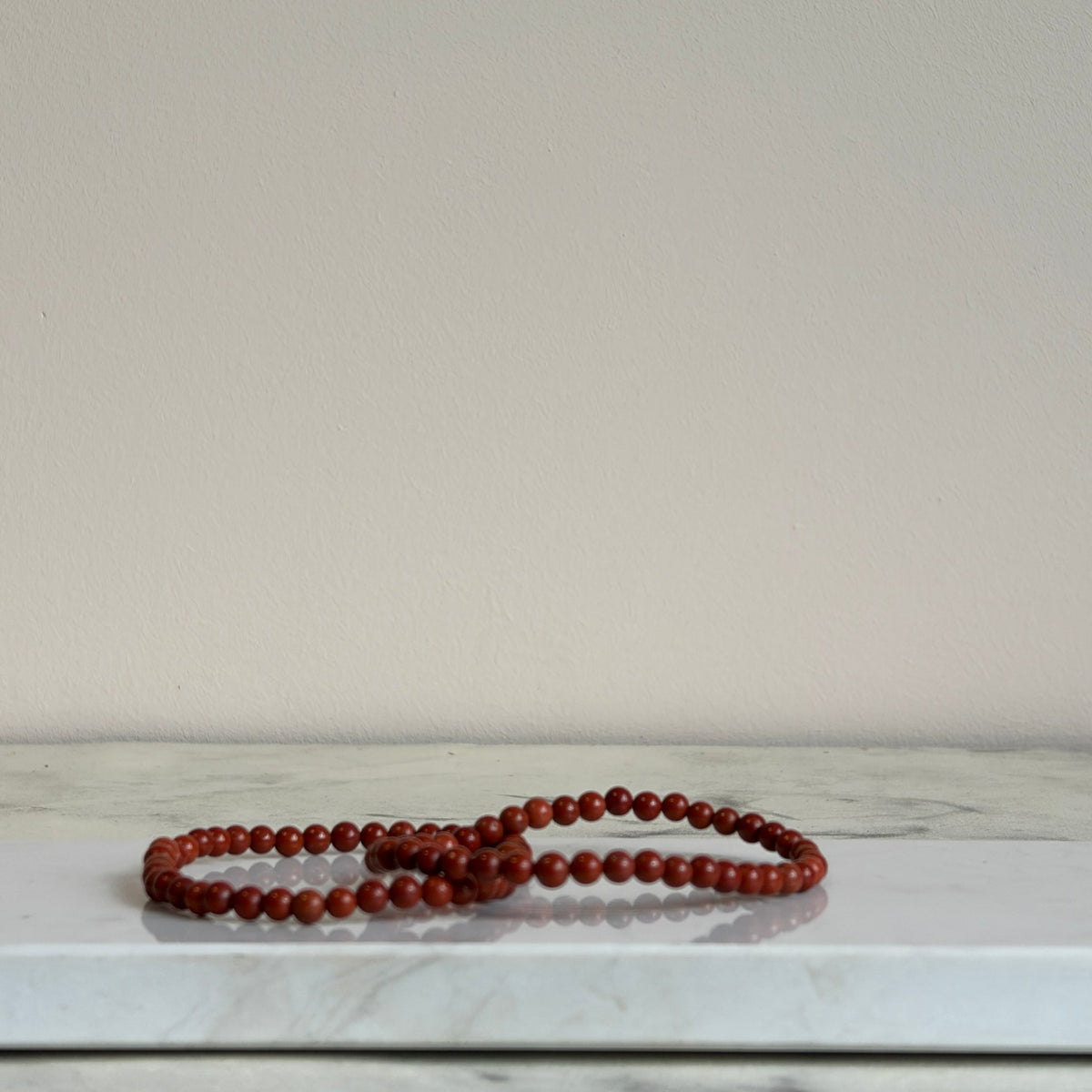 Rode jaspis armband met fijne, steenrode ronde kralen van 4 mm.