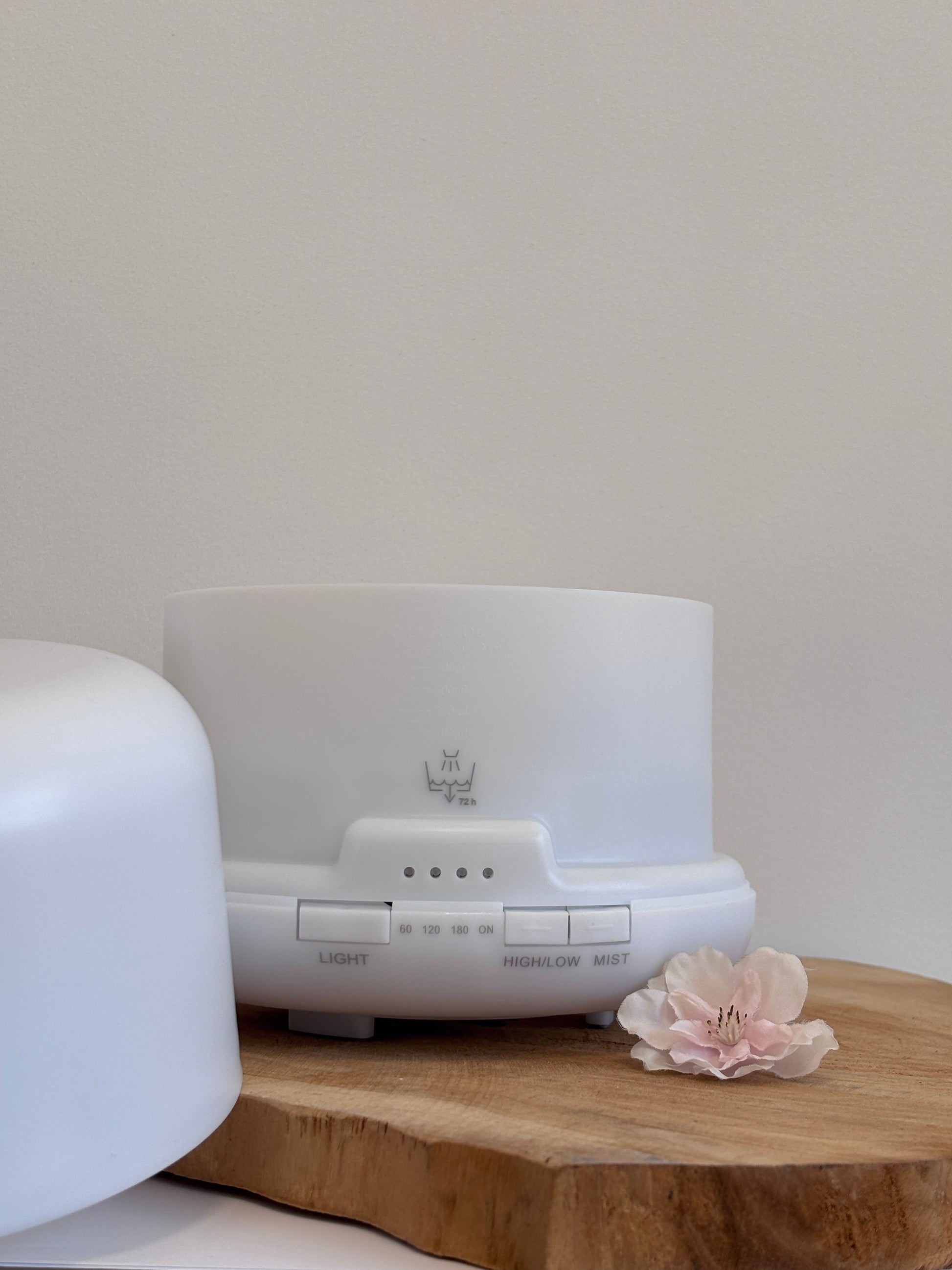 Aroma diffuser Pure White in gebruik – verspreidt etherische olie als zachte nevel in moderne witte behuizing