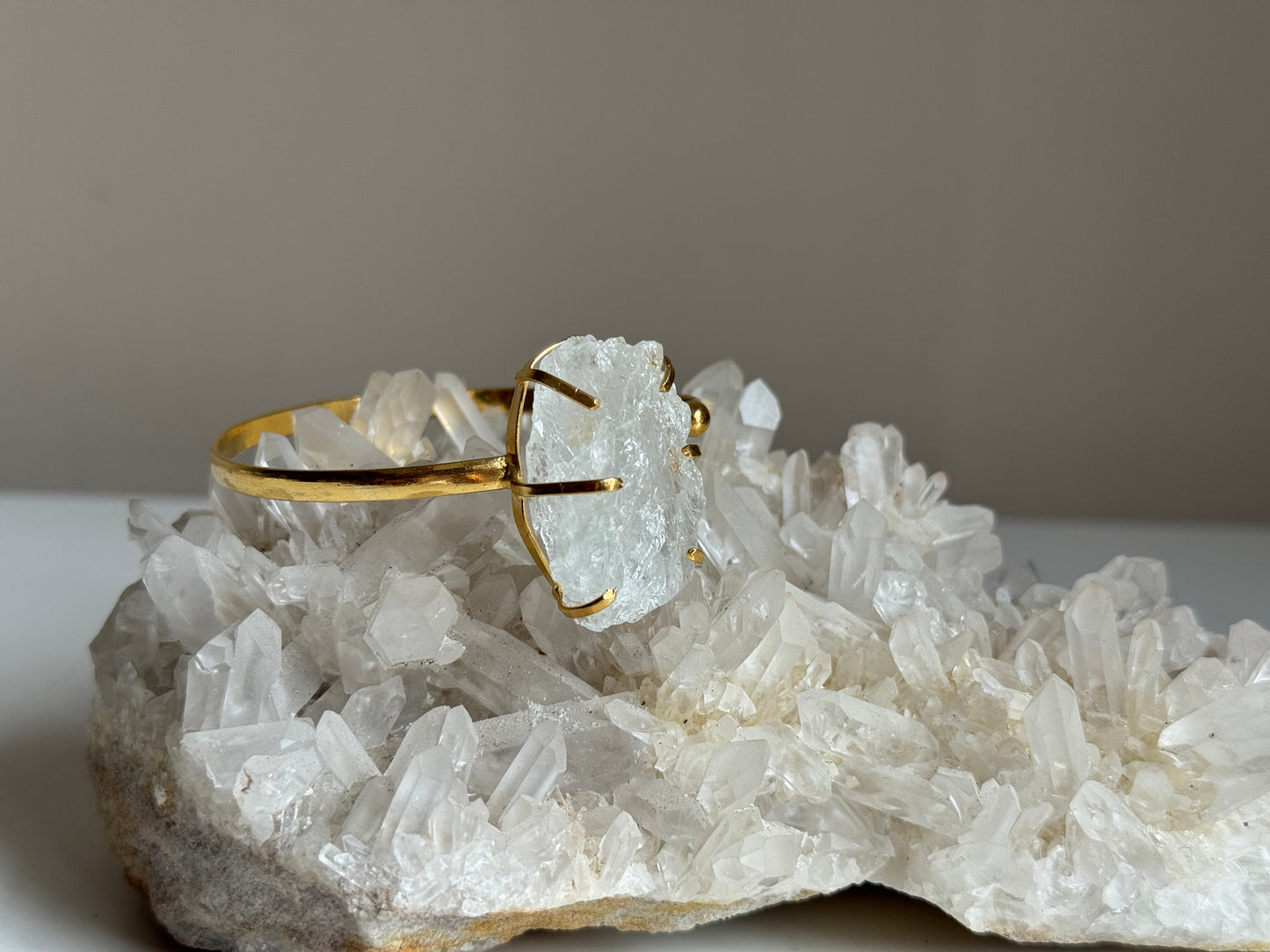 Armband met ruwe stukje bergkristal